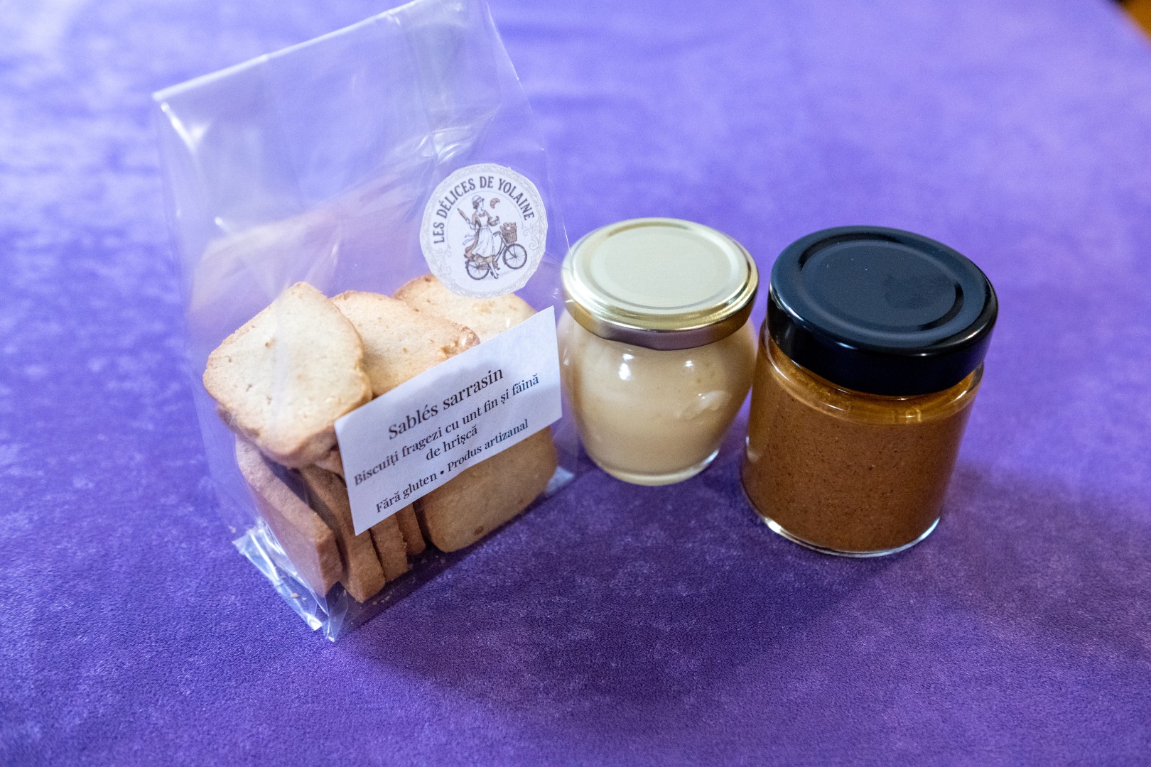 Cofret cadou cu biscuiți și creme artizanale